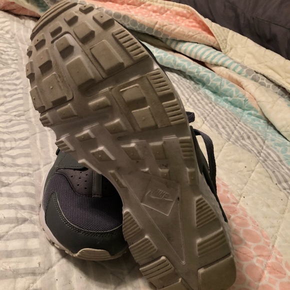 Boys size 7 Nike Huaraches dark grey - Picture 4 of 4